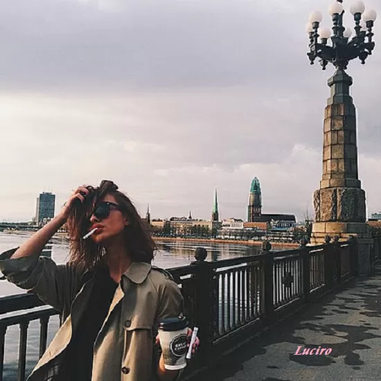 くせ毛を活かす女性の髪型